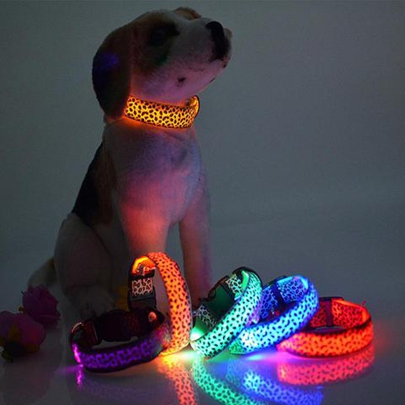 Collare per cani LED di sicurezza in nylon regolabile con fantasia leopardata
